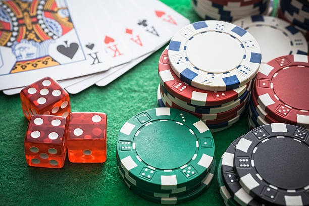 Live Super Sic Bo table with three dice in transparent cage and betting options displayed on screen